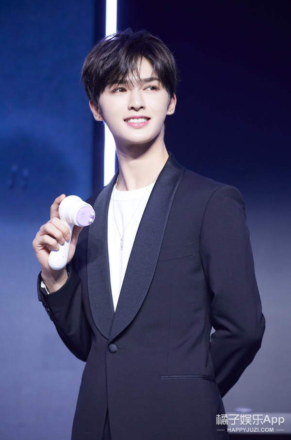 科莱丽携手首位亚太区品牌大使朱正廷，掌控肌肤未来！