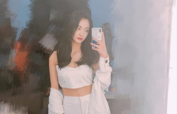 同是98年，周洁琼脖子粗到上热搜，拍照不敢露，孟美岐却美成仙女