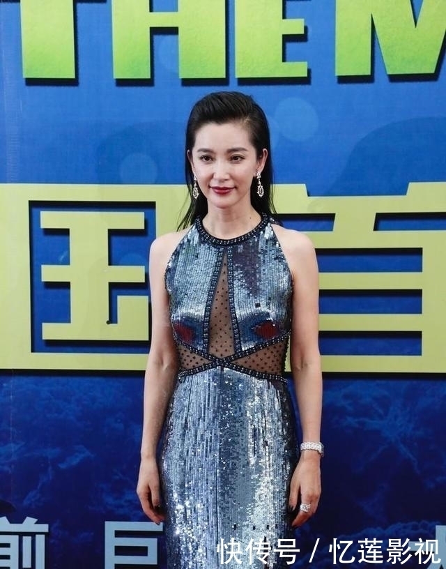 「 李冰冰」穿亮片镂空连衣裙领口还开到腰，配大背头A到爆，李冰冰真厉害