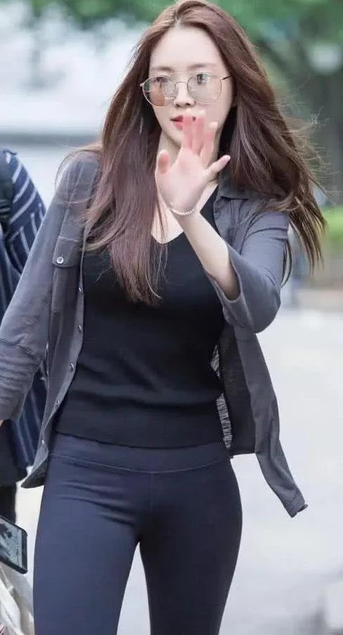 气质女神运动紧身裤外穿,黑色紧身裤包裹着玲珑有致的身躯,有种