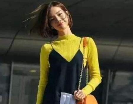  『人人』人人都穿过的strap dress，原来要这样搭配，减龄不像穿围裙