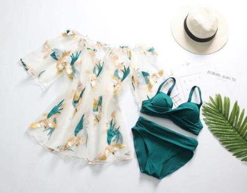 性感的美女身穿分体泳衣,提升了美女的气质,看着就让人着迷！