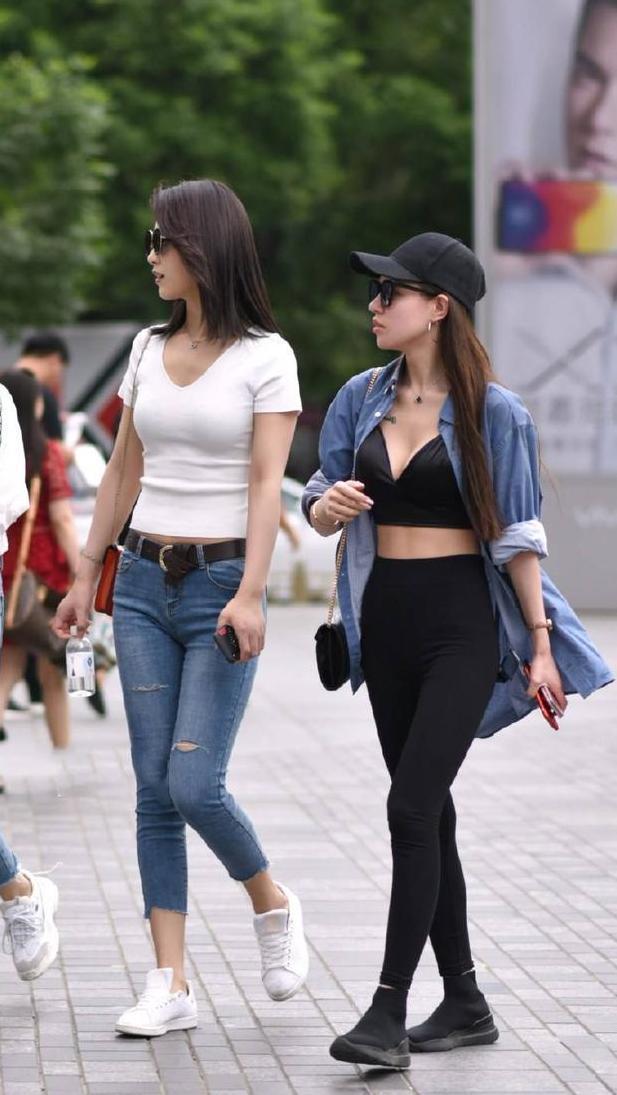 时尚街拍,美女这时尚看上去很性感,不知道会不会热啊