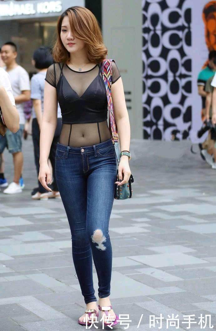 图4小姐姐紧身牛仔裤秀出火爆身姿, 美女腿长就是任性!