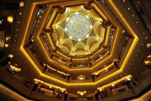 迪拜帆船酒店：造价15亿美元所有家具镀金，住一晚最低900美元