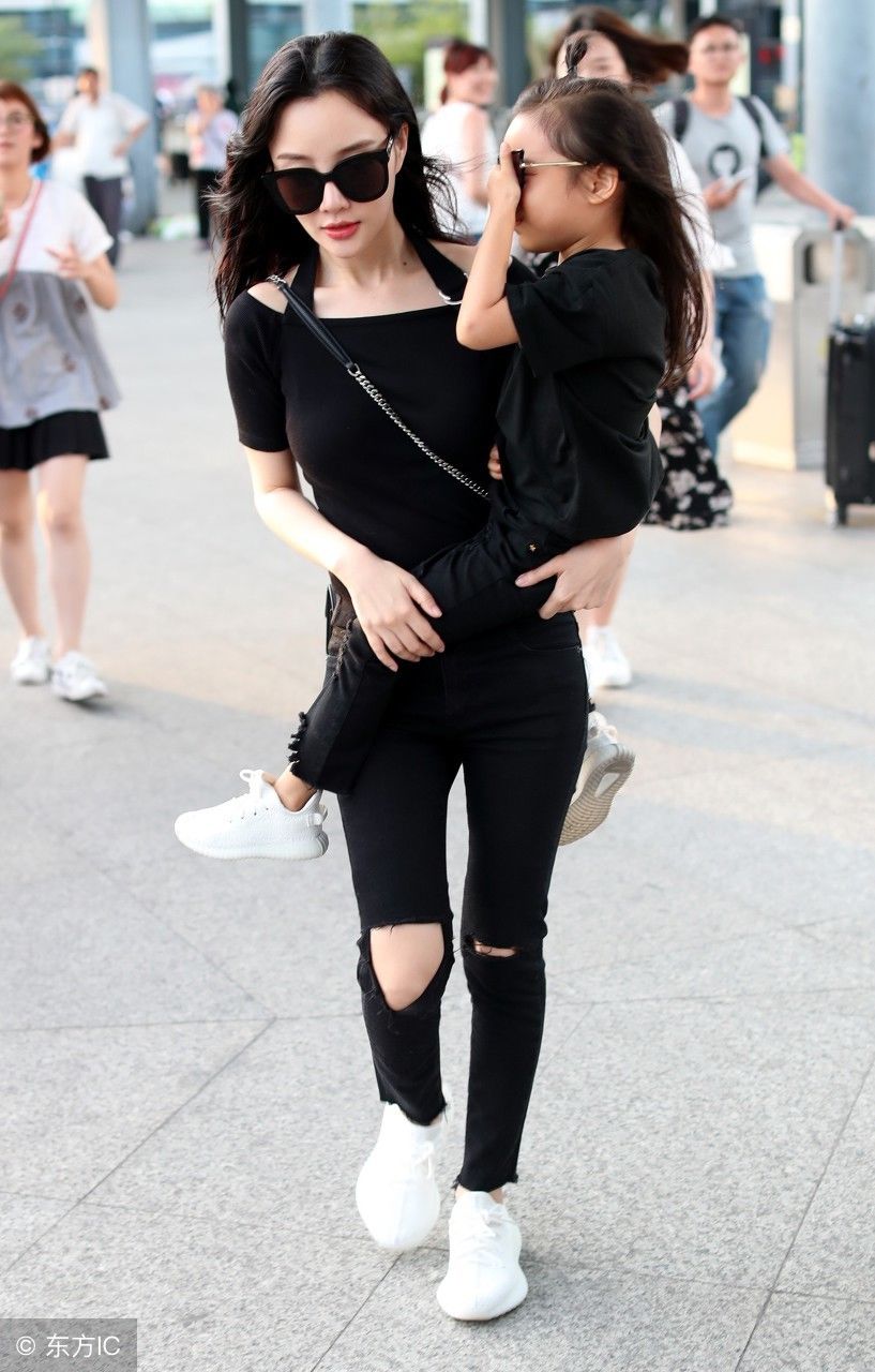 李小璐黑色眼镜破洞牛仔裤带甜馨，秒显时尚!网友:还是那么美!