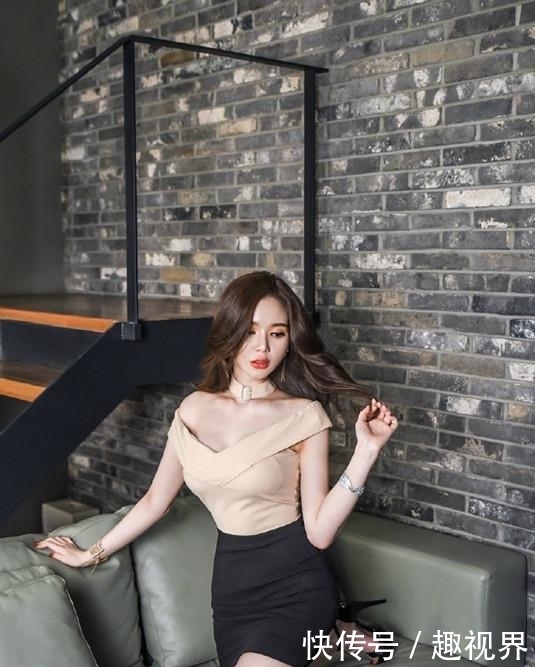  【美女】美女街拍：明媚动人的小姐姐，穿搭有型，秀出时髦风范！