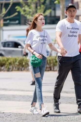 腰身纤细的牛仔裤美女，轻松穿出优雅感，真漂亮！