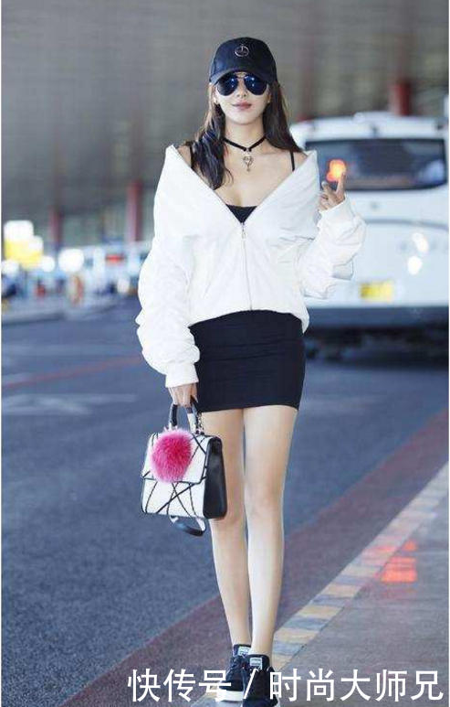 张雨绮胆真大! 穿热裤却坐一张透明椅子, 网友: 腿都拧成麻花了!