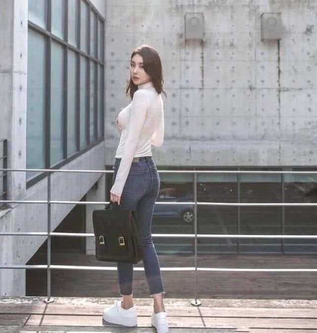 打底衫搭配牛仔裤，完美展现你的优美体态