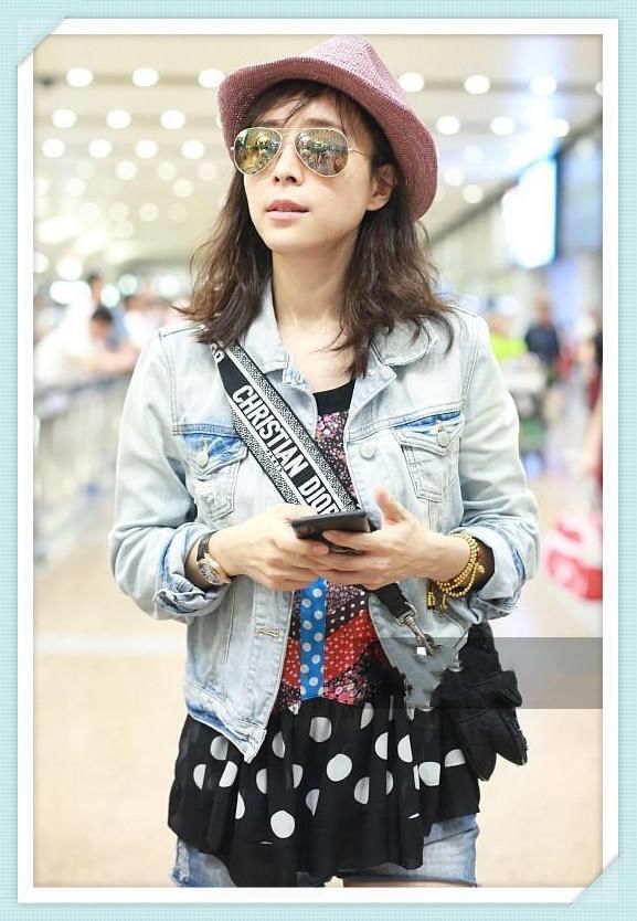 原以为张天爱的短裙够幼稚了，可看到张静初，我才知道啥叫装嫩！