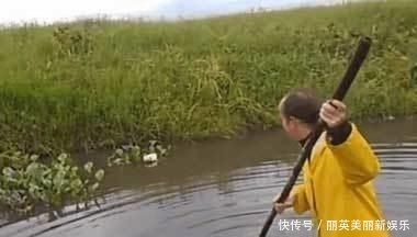  『发现』男子发现烂泥沟内有异常，扔下一块泡沫后的收获却把他给乐坏了