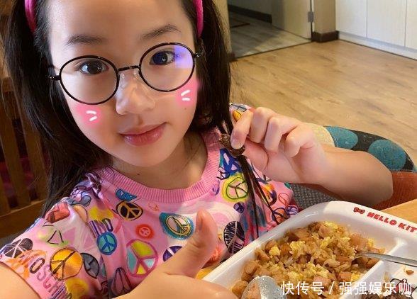  依旧■吴尊晒女儿萌照，9岁Neinei可爱依旧，盛赞爸爸厨艺高超