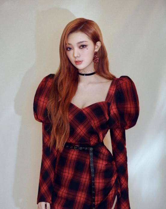  李紫婷的穿：李紫婷真是越来越成熟了!穿一件红黑格子裙,看上去性感...
