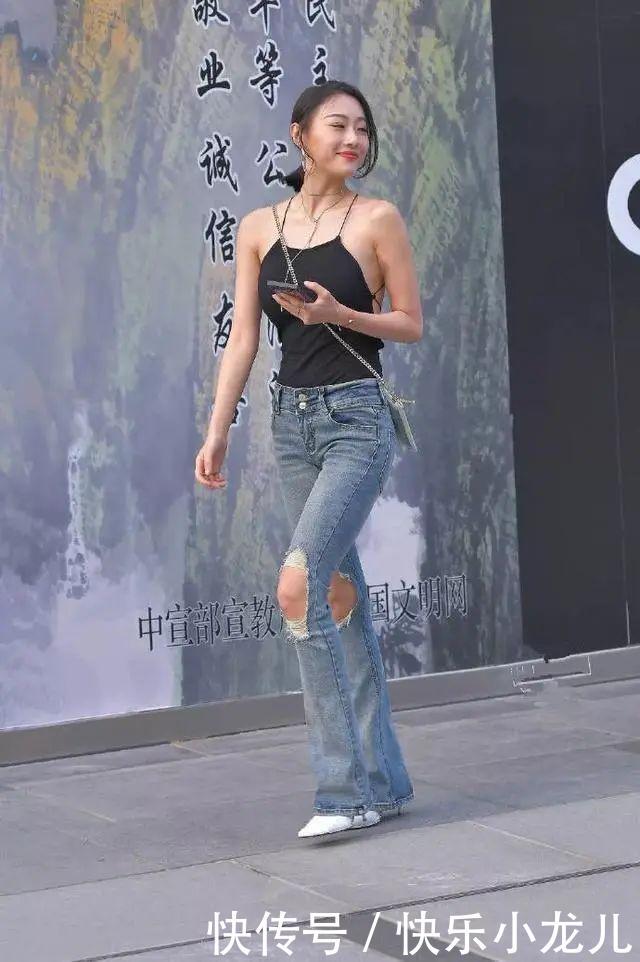  【气质】街拍：脚上穿着一双一字带的高跟凉鞋，透明的一字带让双脚，气质很迷人
