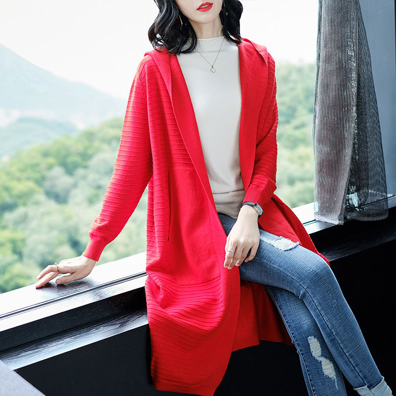 别急着买羽绒服!今秋流行的薄外套，比风衣还美，赶紧给妈买2件