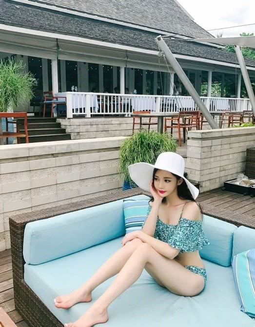 韩国人气性感美女模特 韩敏佳 济州岛度假拍小碎花比基尼写真 这