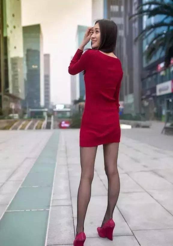 街拍：包臀裙配上黑色丝袜，小姐姐就是最美的夏季街景!