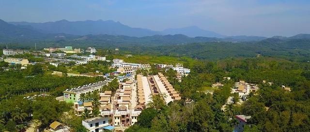 来海南可以去琼中黎族苗族自治县的红毛镇俯瞰南美村，绿树环绕
