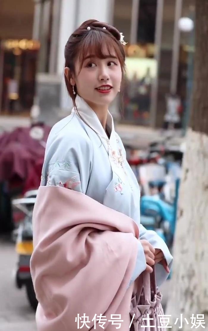 「女人味」街拍:一身汉服打扮,清纯中带着几分女人味,绽放十足的魅力