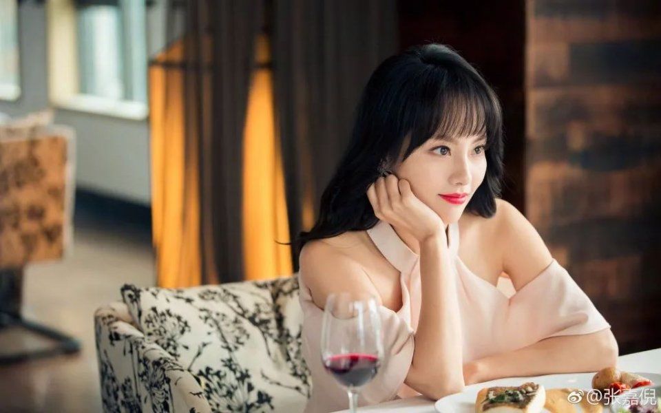 张嘉倪别骗人了!蛋清脸实名举报你未成年!