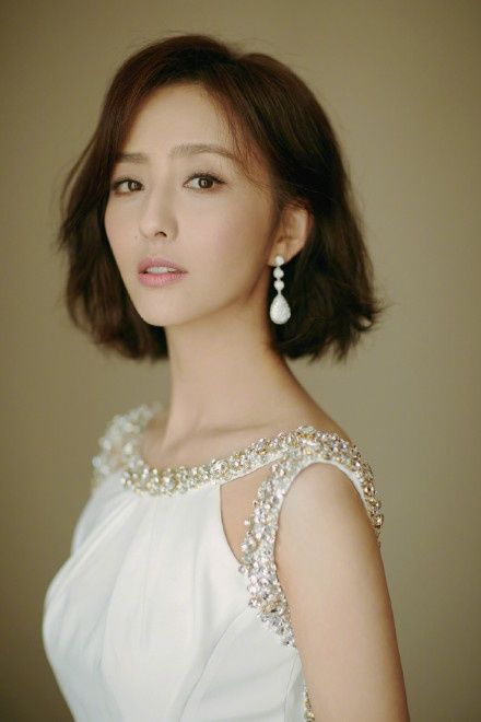 佟丽娅穿婚纱礼服现身，烫了头发颜值回归，网友:早该换这个发型