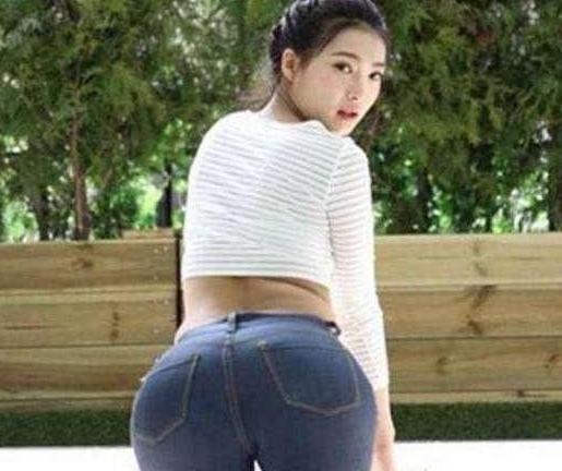 牛仔裤上身，带着光泽感，彰显出浓浓的摩登气息