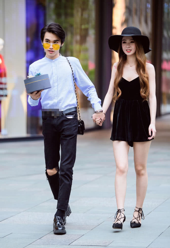 时尚小姐姐穿黑色吊带秀出曼妙好身材,一双白腿十分有魅力