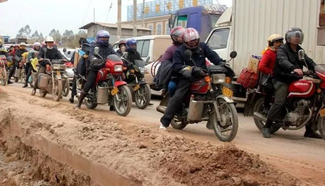  [网民]春节的摩托车回乡，今年的摩托车大军有些不同。 网民:很