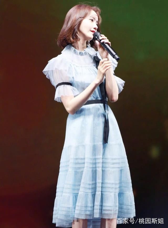 林允儿穿红色紧身裙很撩人,却像老了5岁,该把领口的蕾丝去掉!