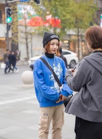  感觉：路人街拍，小姐姐搭配碎花连衣裙，给人清新又浪漫的感觉