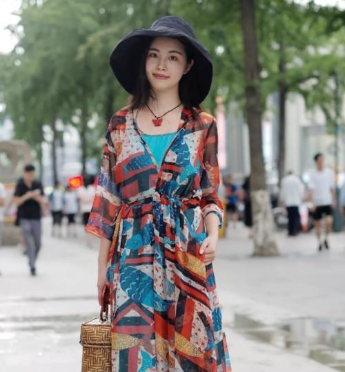 街拍：小姐姐不仅身材匀称有型又气场满满，极具女人味！