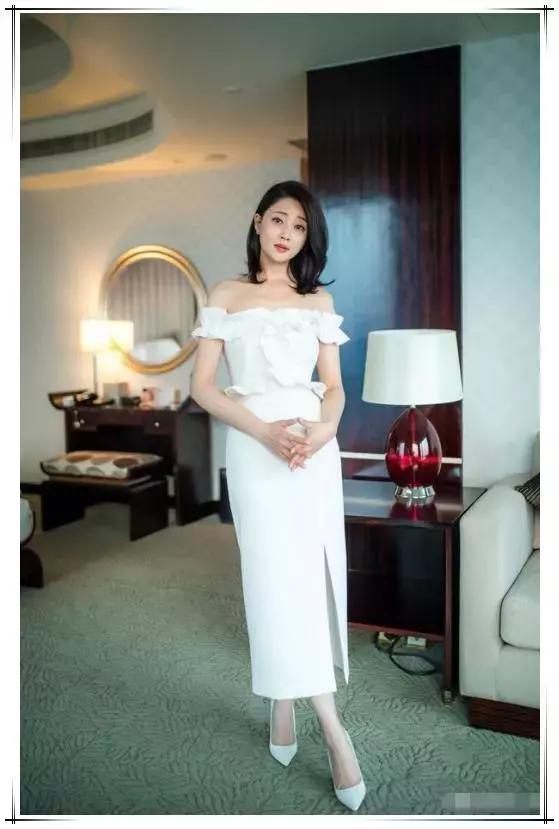 38岁殷桃为扮美，穿开叉裙秀香肩，网友：点到为止的性感恰到好处