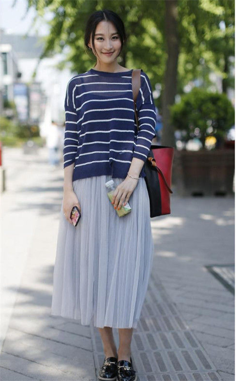 T恤|街拍:俏皮可爱的小姐姐,露肩T恤+休闲短裤,清新又可爱