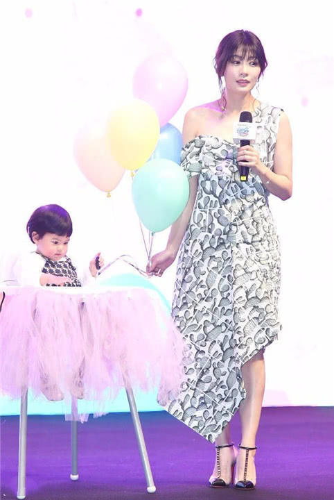 贾静雯穿吊带裙出镜，女神依然是女神，43岁了还是那么美！