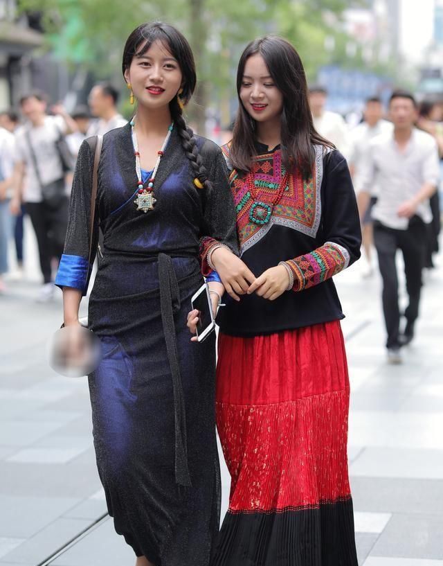  「汉服」街头偶遇穿汉服的姐妹花，清纯可爱，但不知道是哪个民族的服装