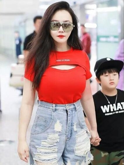 冉莹颖和五千年美女同穿红色T恤，才见识到女人和女孩的差距有多