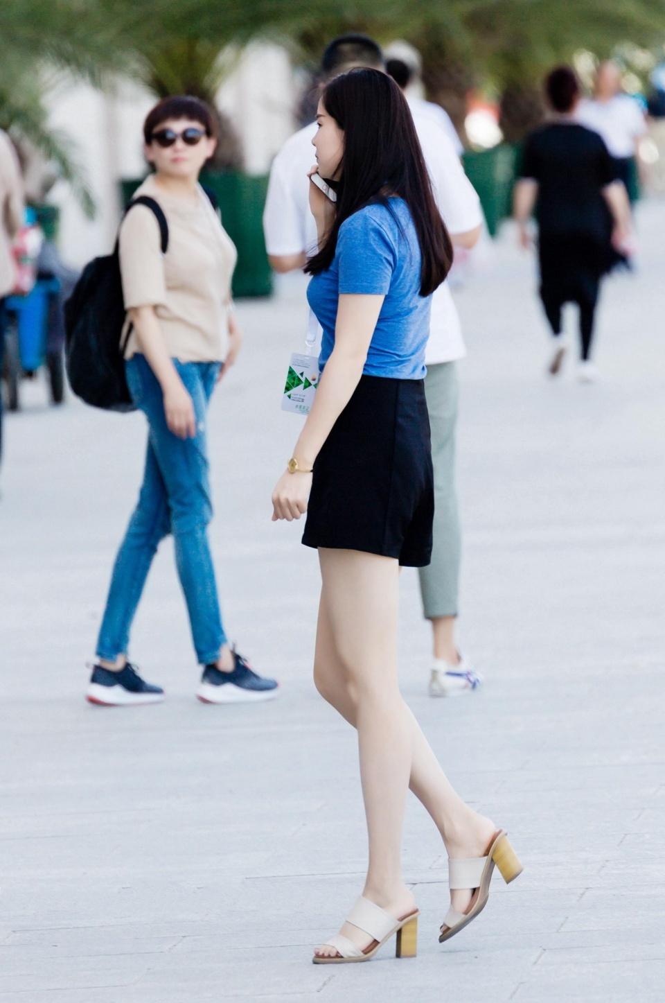 街拍：黑色休闲短裤搭配蓝色短袖T恤，小姐姐打电话的姿势要优雅