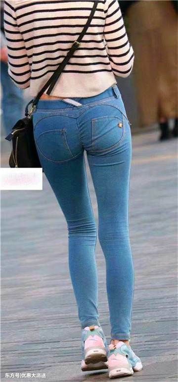 牛仔裤全方位完美修饰腿部线条，摇曳的身姿吸引太多人的目光
