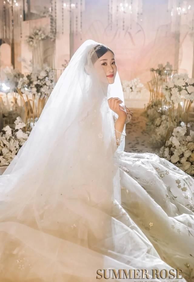  「婚礼」淡雅的香槟色，大气的铁艺布置，和光共同变魔术的百变婚礼