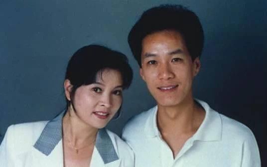  男明星@她二结婚比自身小8岁的男明星，完婚26年无儿女，如今65岁却像30岁