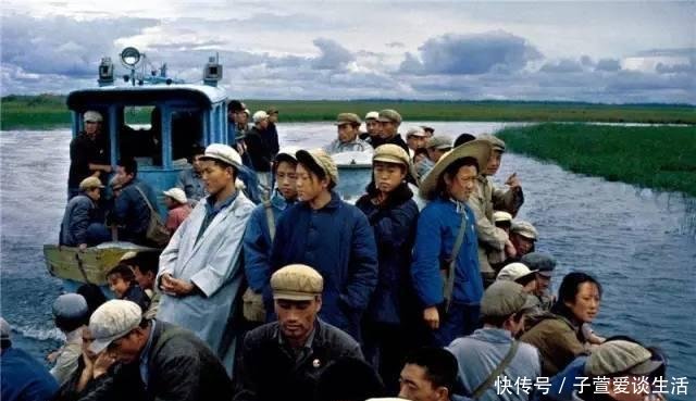  在海边|1971年中国农村真实老照片图2让人怀念、图10很多人一定