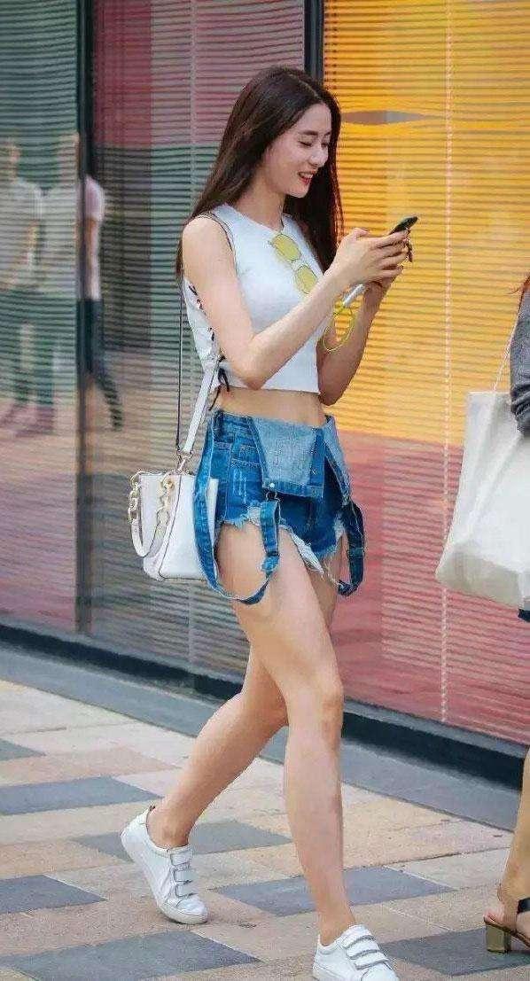 紧身裤展现动人身姿,名媛气息十足,性感迷人衬托魅力