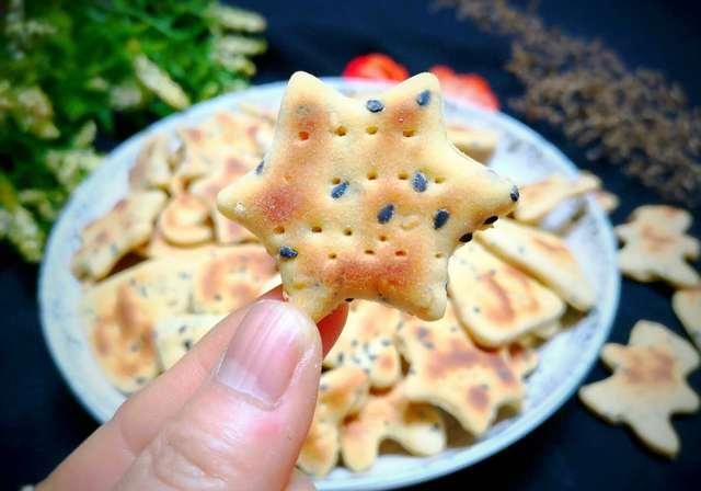  『发面小饼干』想吃饼干自己在家做，不用水不油炸，香甜酥脆，比买的还好吃