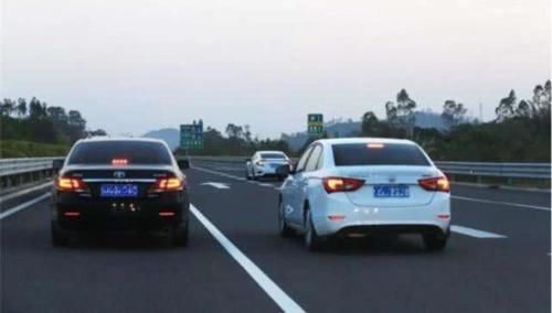  闪灯|高速上超车，是按喇叭还是闪灯提示？老司机都不用但方法值