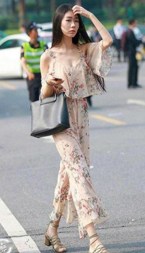 街拍:同样是长腿小姐姐,穿丝袜的就更有诱惑力,你看图四！