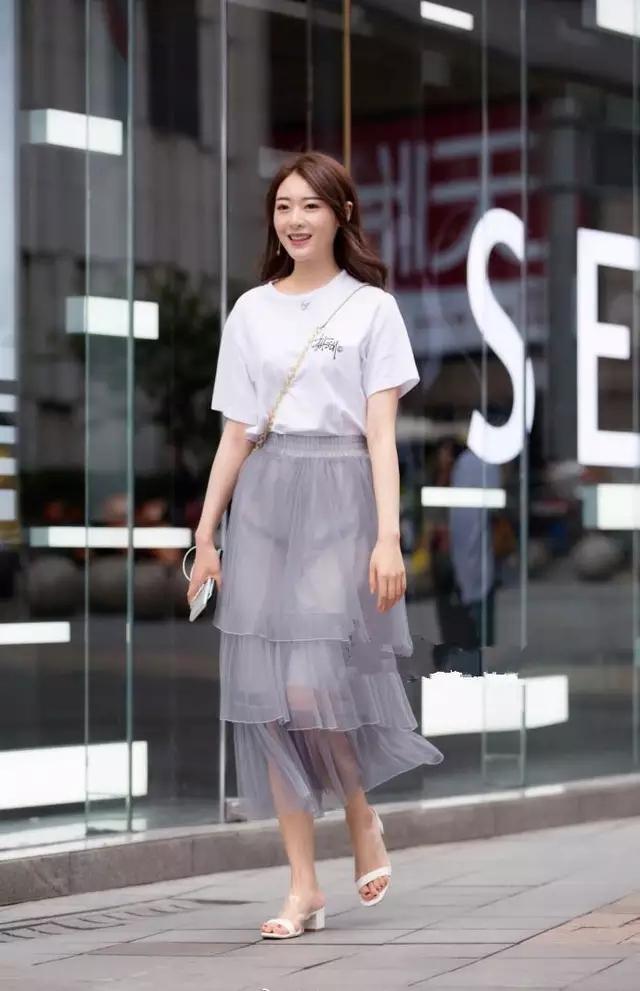 街拍：小美女高贵秀丽乖巧十足，是你的菜吗？