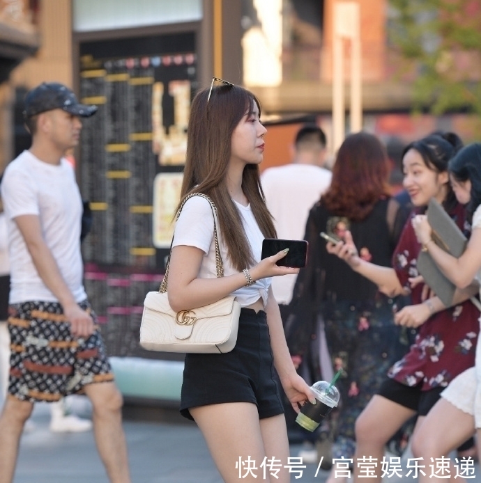  「让自己」爱美的年纪，时尚姑娘选择短裤装展现外在美