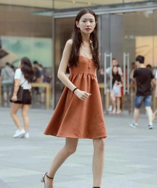  『优雅』街拍：小姐姐优雅蕾丝搭配艳丽的红色高跟鞋，尽显时尚魅力