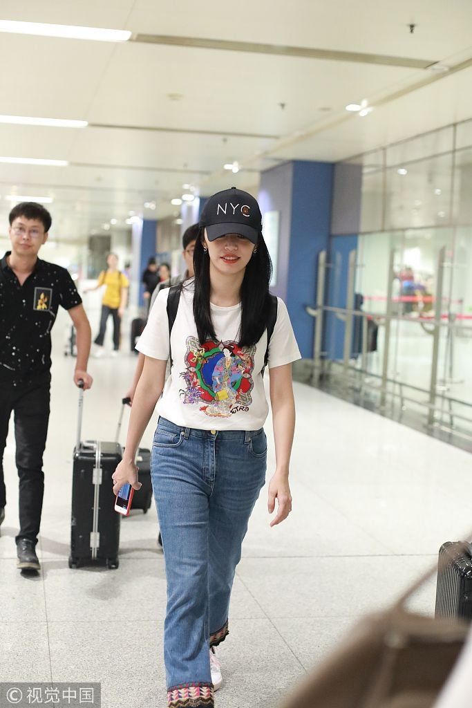 姚晨嫩似学生妹穿花边仔裤露“小短腿” 全身无力驼背赶路“丧气